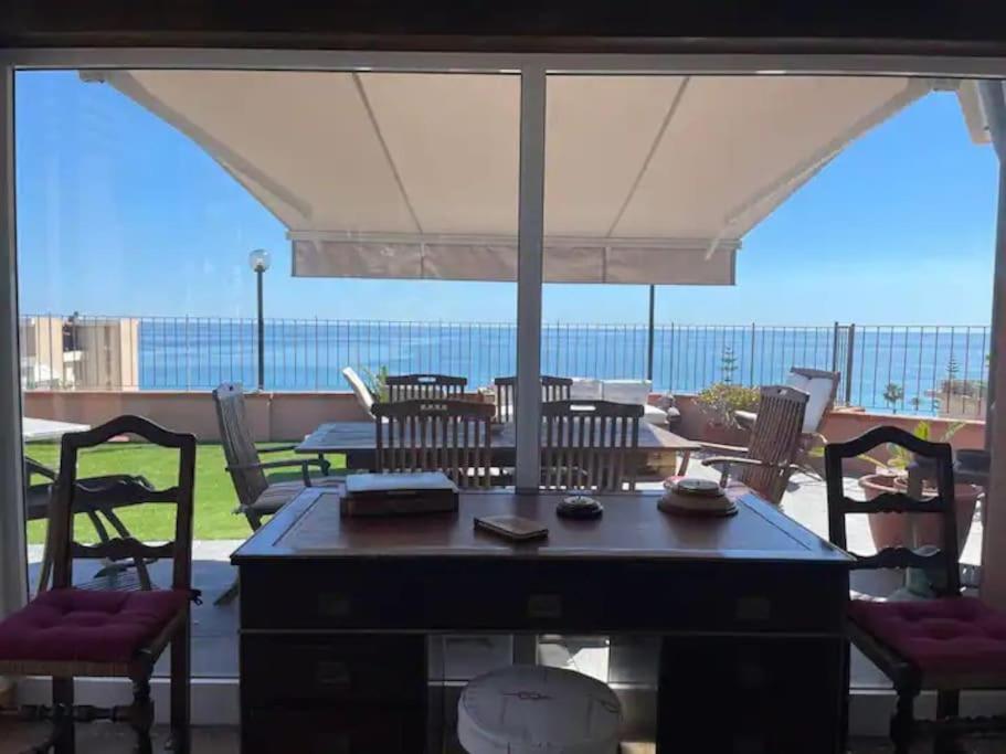 Salotto con divano, zona pranzo e ampie finestre